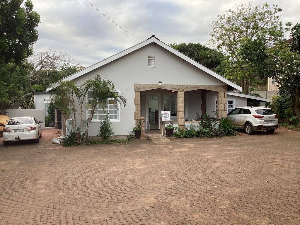 Umdoni Medical Practice - Front Entrance & Parking